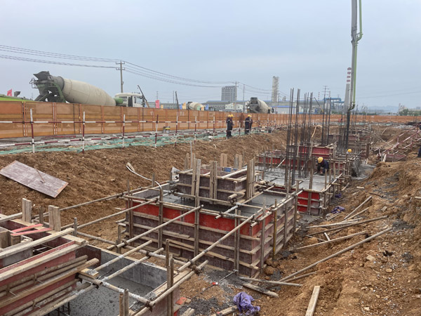 銅基項目電解車間首批基礎(chǔ)承臺通過驗(yàn)收