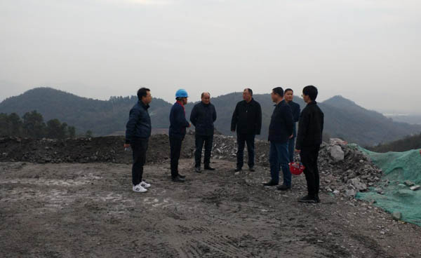 集團公司黨委副書記、總經(jīng)理龔華東到矸石項目部視察 